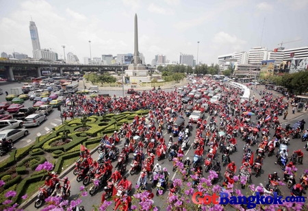 redshirts in victory monument